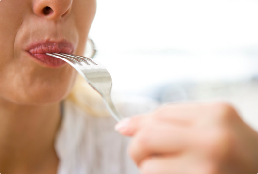 Keď páli záha: čo zhoršuje reflux a ako uľaviť tráveniu