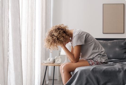 Perimenopauza a noční buzení: jak kolísání hormonů narušuje spánek